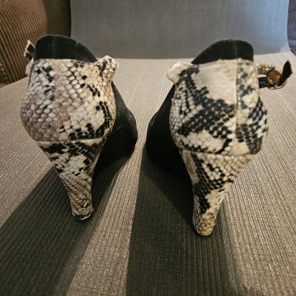 WHBM black suede wedge with snake skin heel and ankle strap 8M - Picture 4 of 5